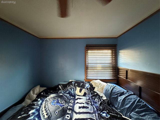 19009 Woodland Street, Harper Woods, MI 48225