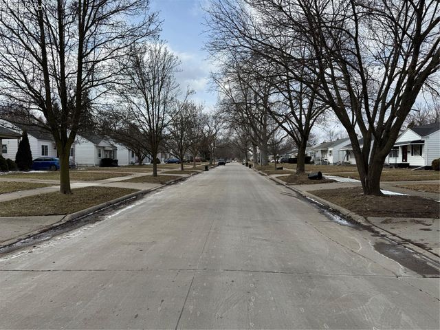 19009 Woodland Street, Harper Woods, MI 48225