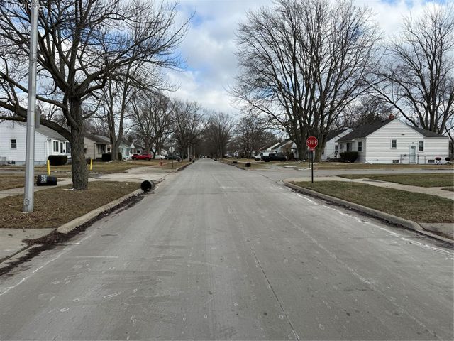 19009 Woodland Street, Harper Woods, MI 48225