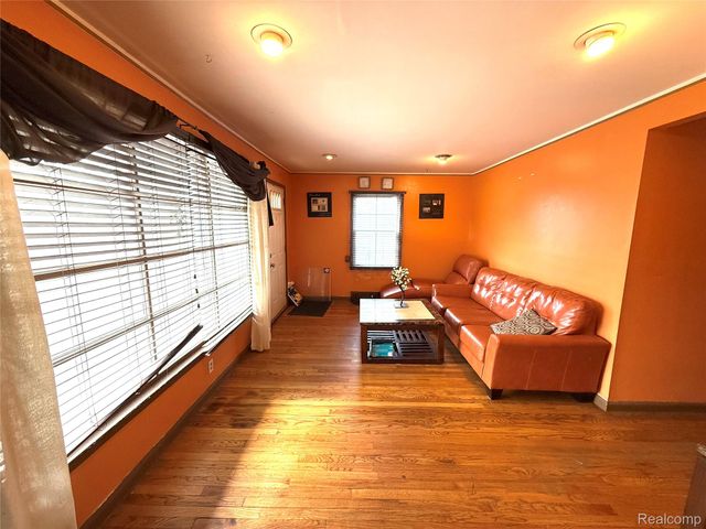 19009 Woodland Street, Harper Woods, MI 48225