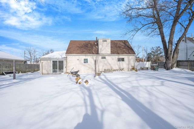 90 Winchester Drive, Lindenhurst, NY 11757