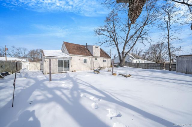 90 Winchester Drive, Lindenhurst, NY 11757