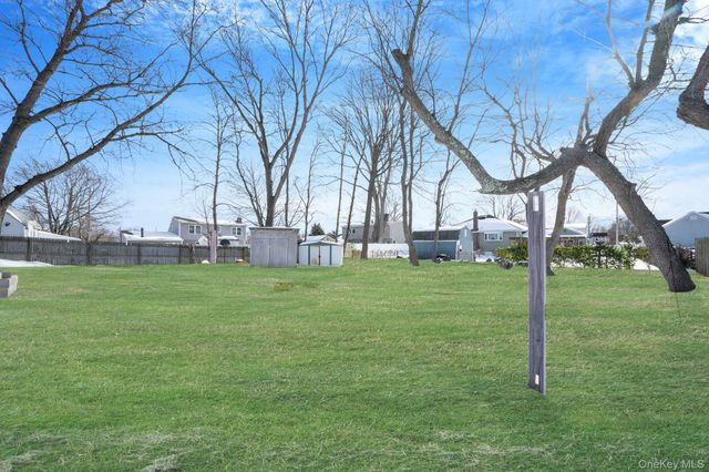 90 Winchester Drive, Lindenhurst, NY 11757