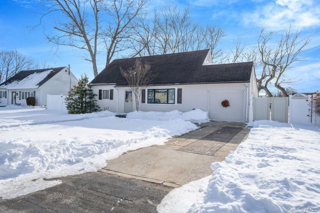 90 Winchester Drive, Lindenhurst, NY 11757