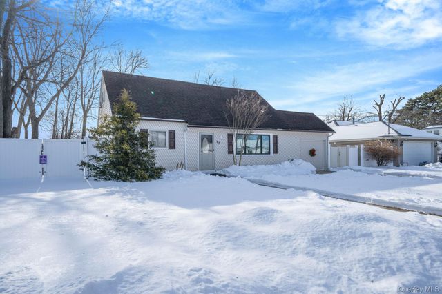 90 Winchester Drive, Lindenhurst, NY 11757