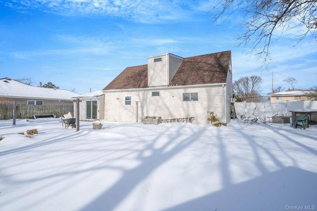 90 Winchester Drive, Lindenhurst, NY 11757