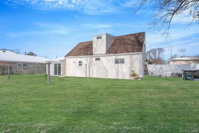 90 Winchester Drive, Lindenhurst, NY 11757