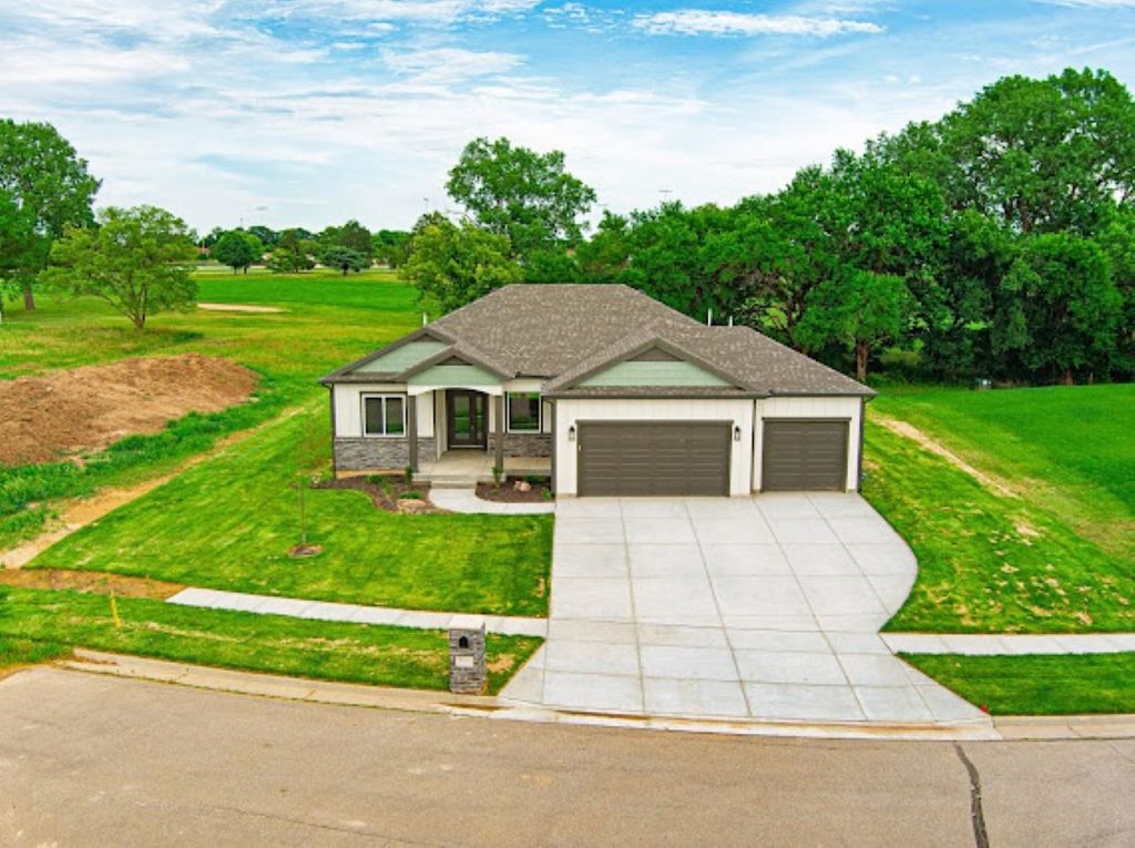 1117 Bentgrass Dr, Salina, KS 67401