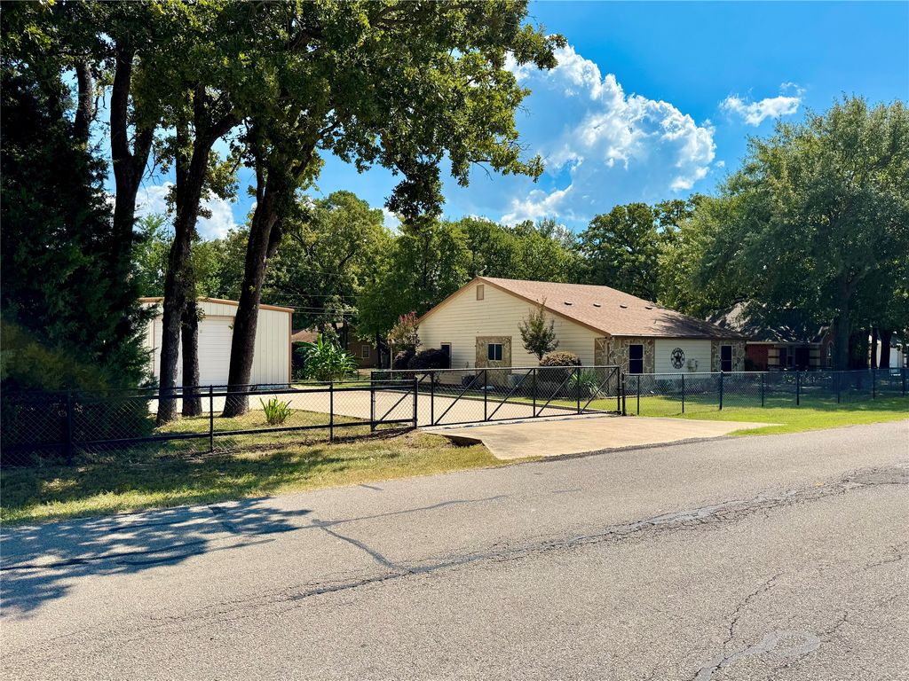 704 Legendary Lane, Gun Barrel City, TX 75156