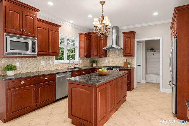 1 Angelas Way, Burlington, CT 06013