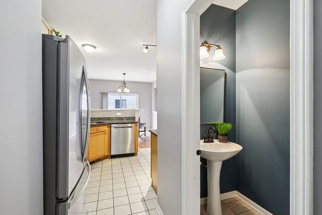 412 Jamestown Court, Aurora, IL 60502