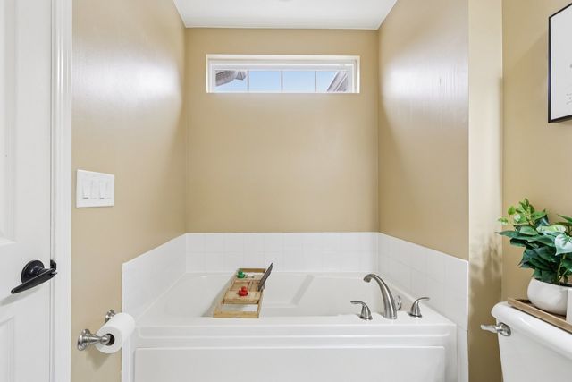 412 Jamestown Court, Aurora, IL 60502