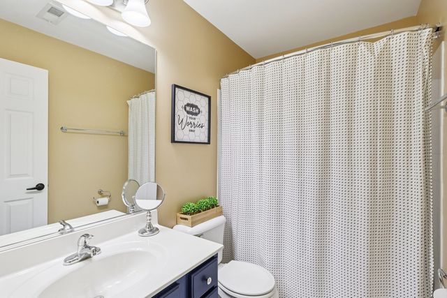 412 Jamestown Court, Aurora, IL 60502