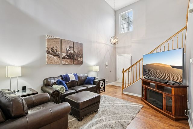 412 Jamestown Court, Aurora, IL 60502