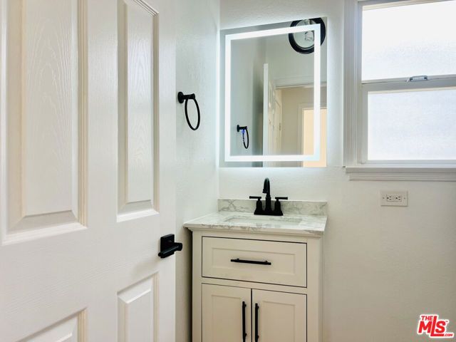 604 E CHEVY CHASE Drive B, Glendale, CA 91205