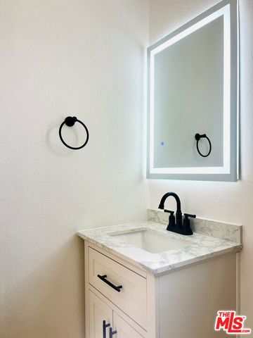 604 E CHEVY CHASE Drive B, Glendale, CA 91205