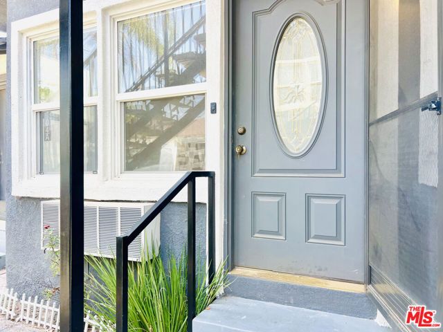604 E CHEVY CHASE Drive B, Glendale, CA 91205