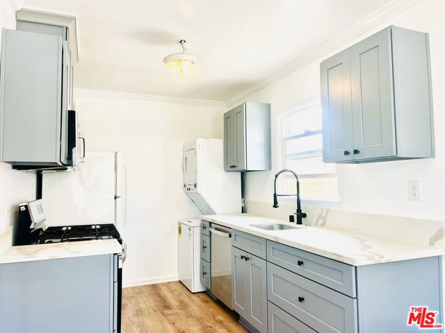 604 E CHEVY CHASE Drive B, Glendale, CA 91205