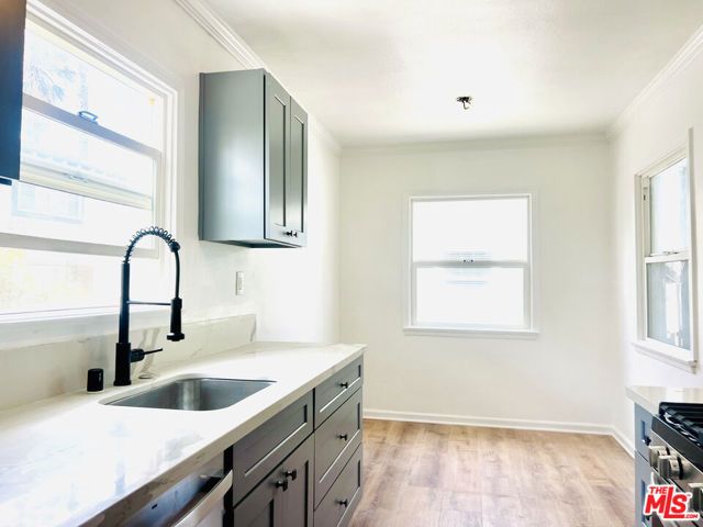 604 E CHEVY CHASE Drive B, Glendale, CA 91205