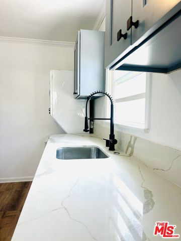 604 E CHEVY CHASE Drive B, Glendale, CA 91205