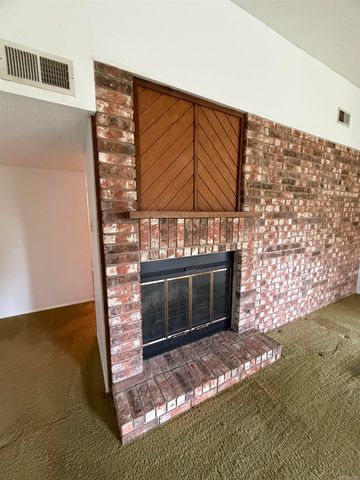 8 Markham Place Cir, Little Rock, AR 72211