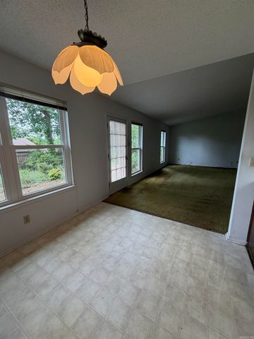 8 Markham Place Cir, Little Rock, AR 72211
