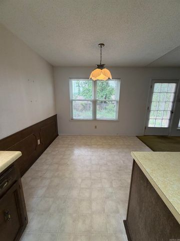8 Markham Place Cir, Little Rock, AR 72211