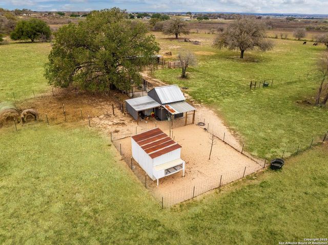 536 COUNTY ROAD 119, Floresville, TX 78114
