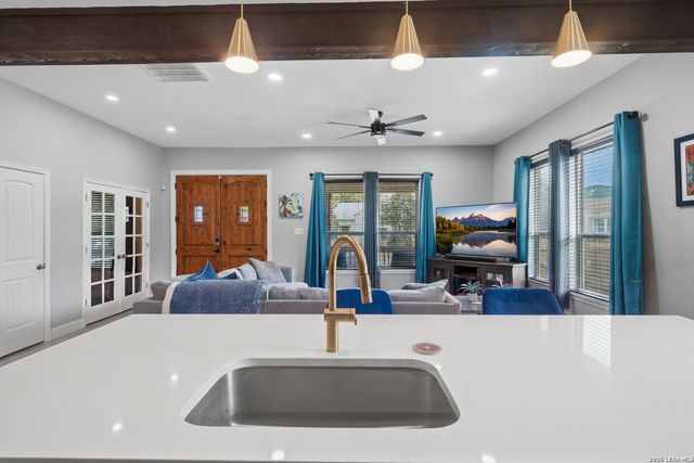 327 W Baylor St, San Antonio, TX 78204