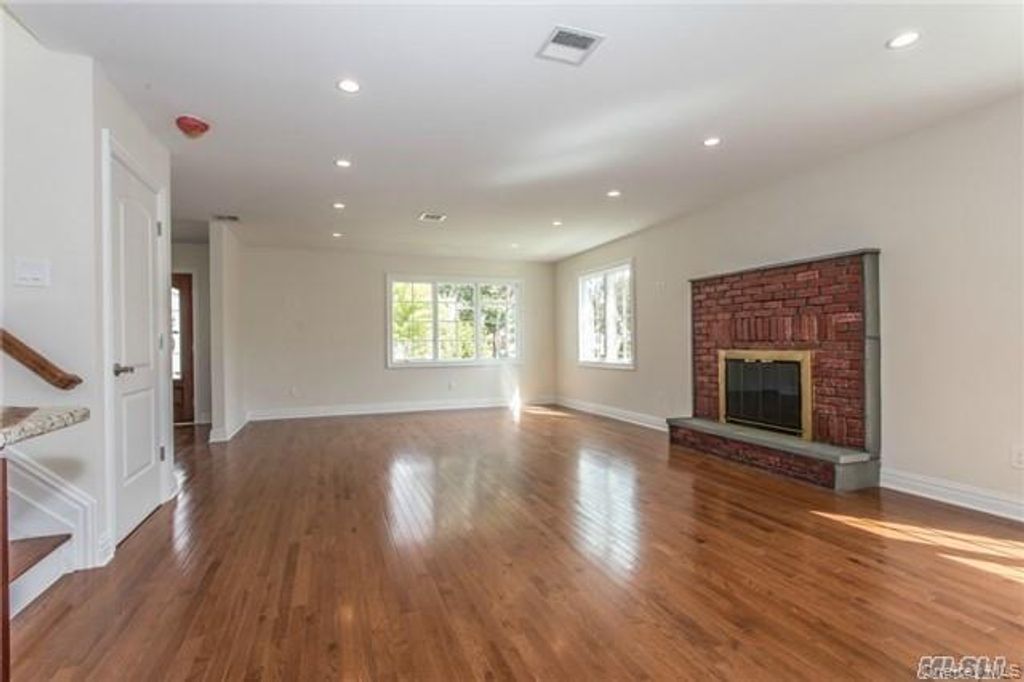 199 Royal Avenue, Mineola, NY 11501 — photo 3