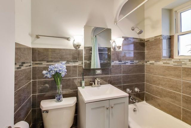 2641 W Fitch Avenue 2, Chicago, IL 60645