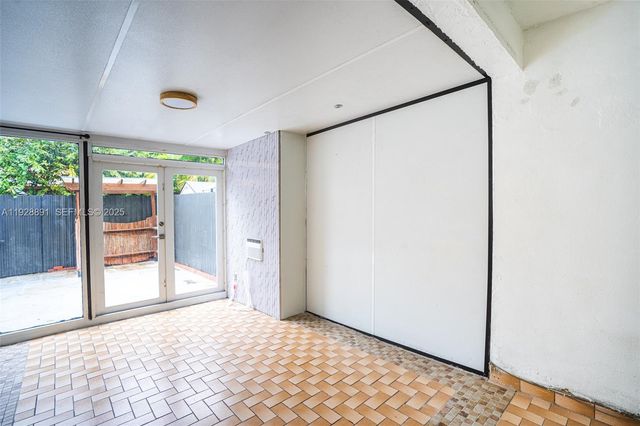 895 W 80th Pl, Hialeah, FL 33014