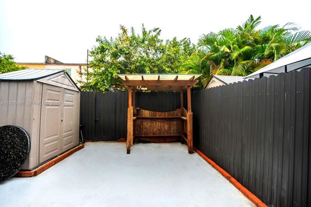 895 W 80th Pl, Hialeah, FL 33014