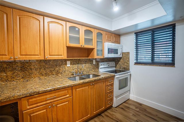 895 W 80th Pl, Hialeah, FL 33014