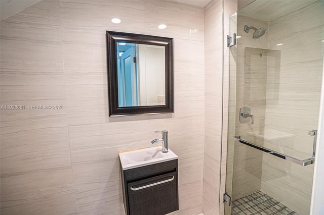 895 W 80th Pl, Hialeah, FL 33014