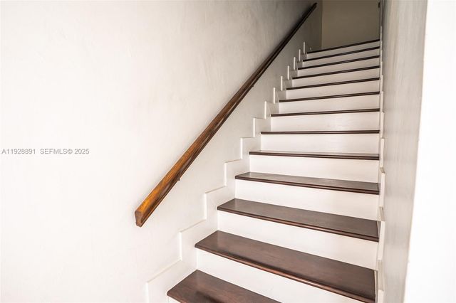 895 W 80th Pl, Hialeah, FL 33014