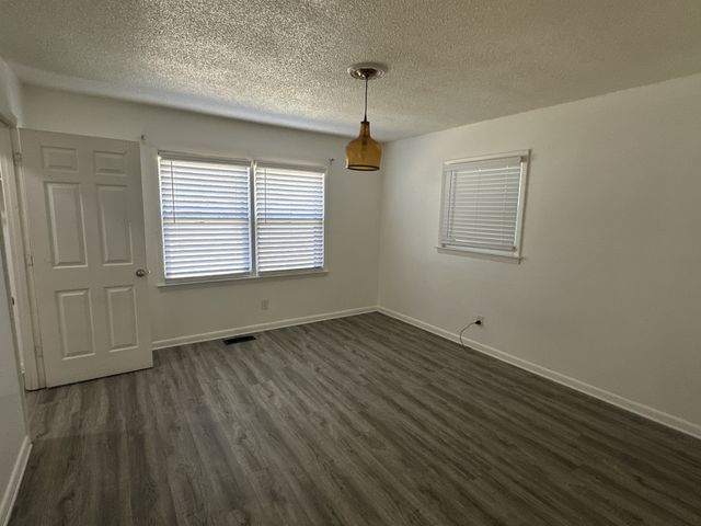 303 Millbrooke Dr, Hopkinsville, KY 42240