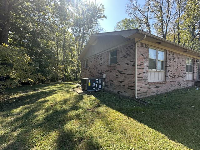 303 Millbrooke Dr, Hopkinsville, KY 42240