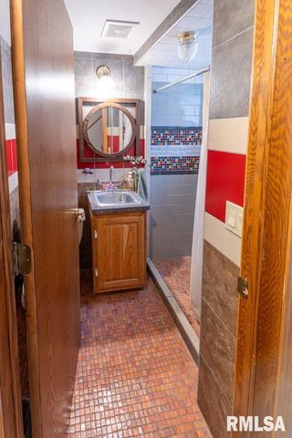 1805 W FREDONIA Avenue, Peoria, IL 61606