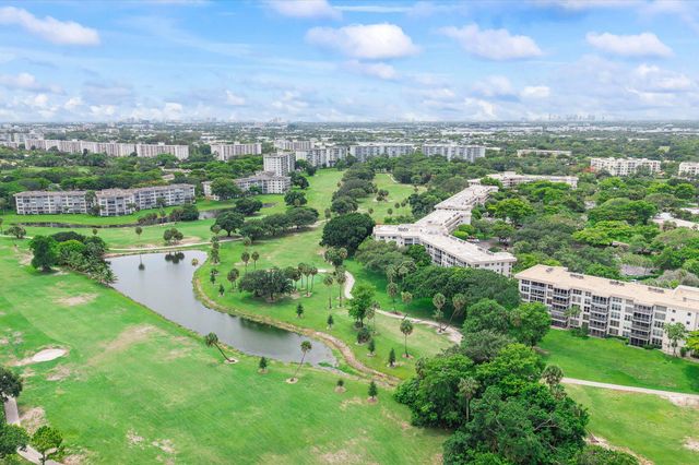 3900 Oaks Clubhouse Drive 110, Pompano Beach, FL 33069