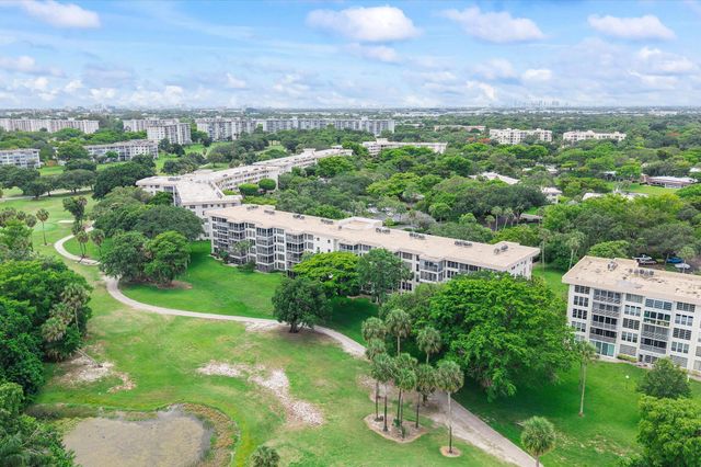 3900 Oaks Clubhouse Drive 110, Pompano Beach, FL 33069
