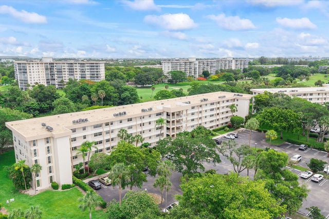 3900 Oaks Clubhouse Drive 110, Pompano Beach, FL 33069