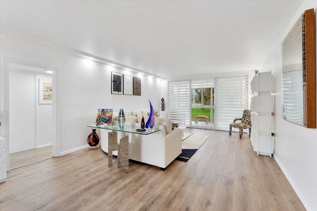 3900 Oaks Clubhouse Drive 110, Pompano Beach, FL 33069