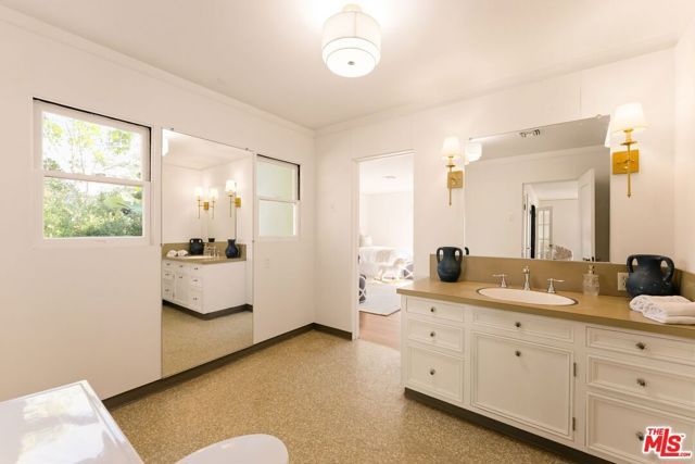 441 S Muirfield Road, Los Angeles, CA 90020