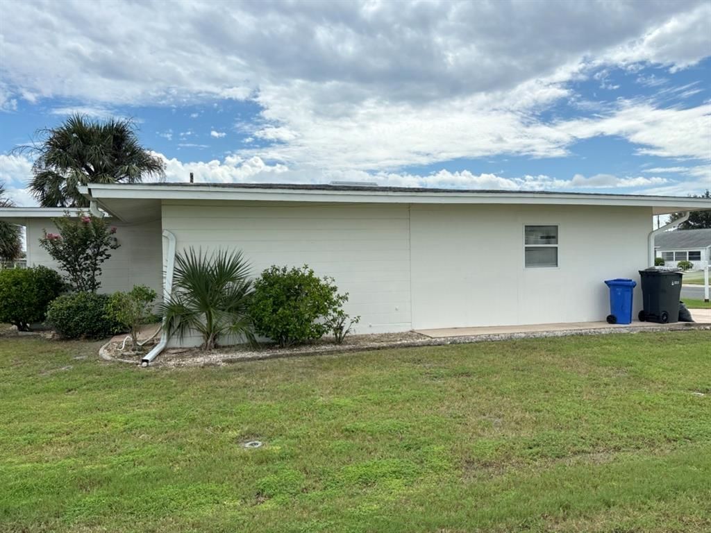 Image 5 of property listing at 1515 DANBURY DRIVE, Sun City Center, FL 33573
