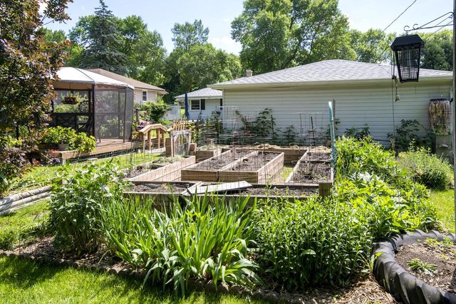 1532 S Grand AVENUE, Waukesha, WI 53189