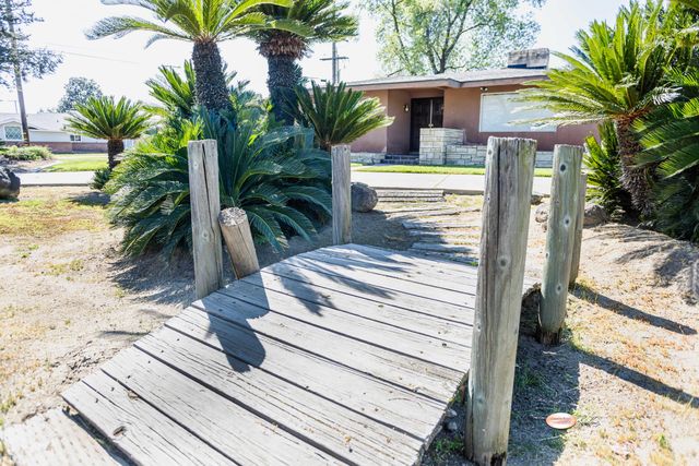 1019 N Manor Drive, Tulare, CA 93274