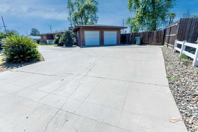 1019 N Manor Drive, Tulare, CA 93274