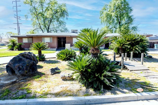 1019 N Manor Drive, Tulare, CA 93274