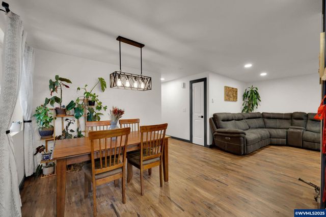 645 Riley Way Wy, Harrisburg, OR 97446